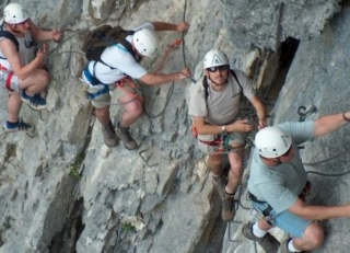  与朋友一起通过铁索攀岩出口 